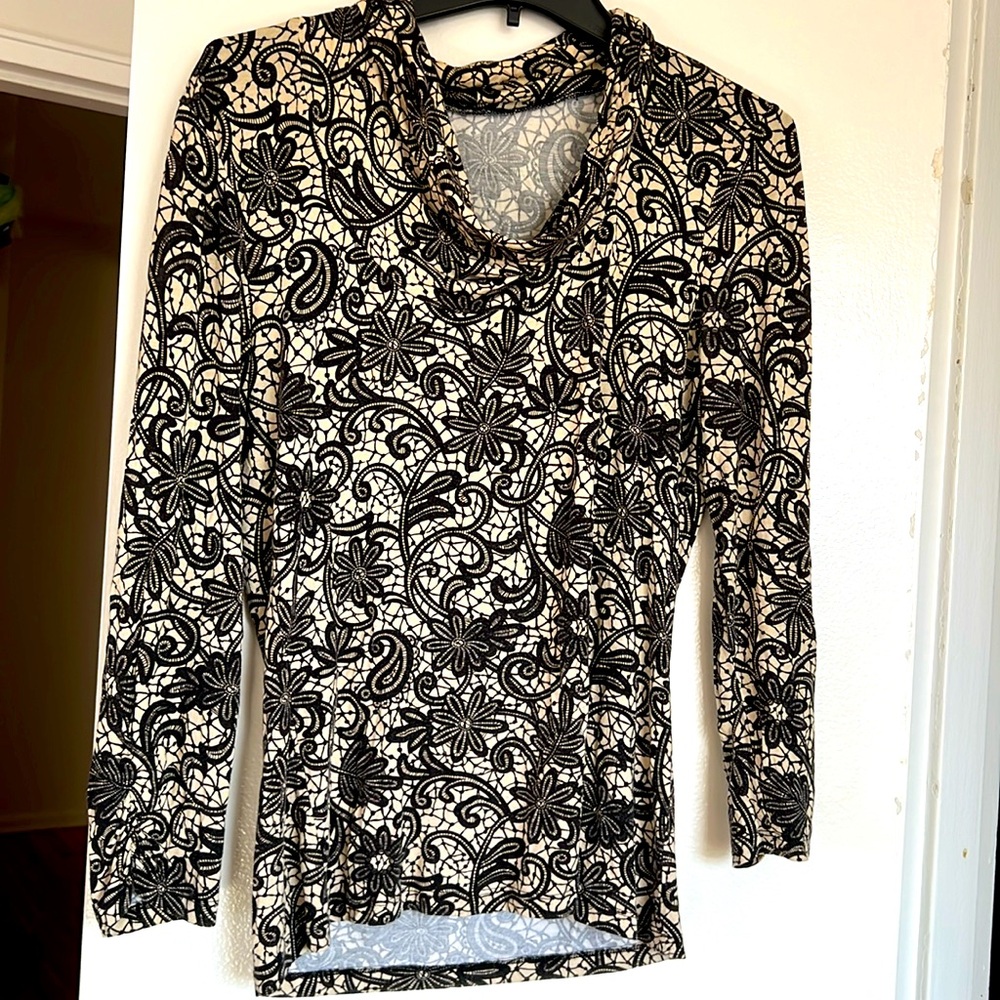 Women’s viscose slight cowlneck 3/4 sleeve top. Size M